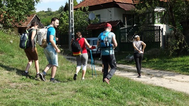 túrázó emberek