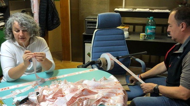 Közel ezer szalagot vagdostunk fel az EKE-irodában Filep Ingrid és Kardos Tibor segítségével_FOTÓ Kismihály Boglárka