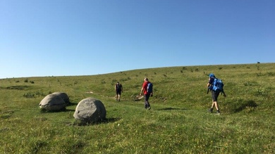 Útban a Nagy-Csolt felé, az út mellett gömbkövek