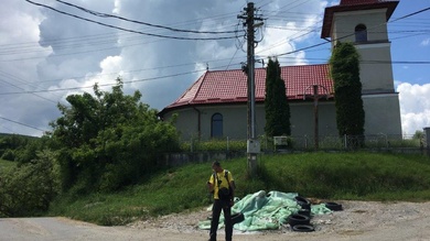 A faluban útelágazáshoz érünk egy templomnál (LB-16), ahol balra térünk