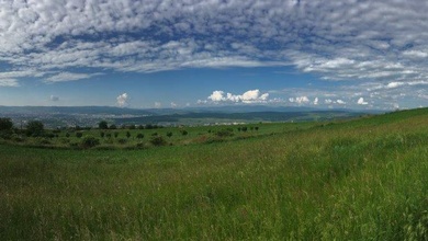 Az erdő szélén megpihenhetünk (LB-7) és gyönyörködhetünk a Feleki-gerinc csodás panorámájában