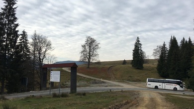 A megyehatárt jelző nagy fakapu, innen indul a túránk