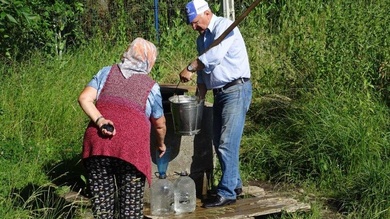 A faluba érve elhaladunk egy kút mellett, amelynek vize iható.