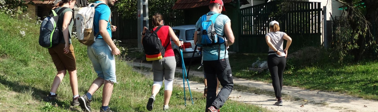 túrázó emberek