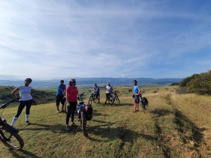 Vidám csapat a Bátori-hegyen, bal oldalt, elől, Szekrényes Johanna.