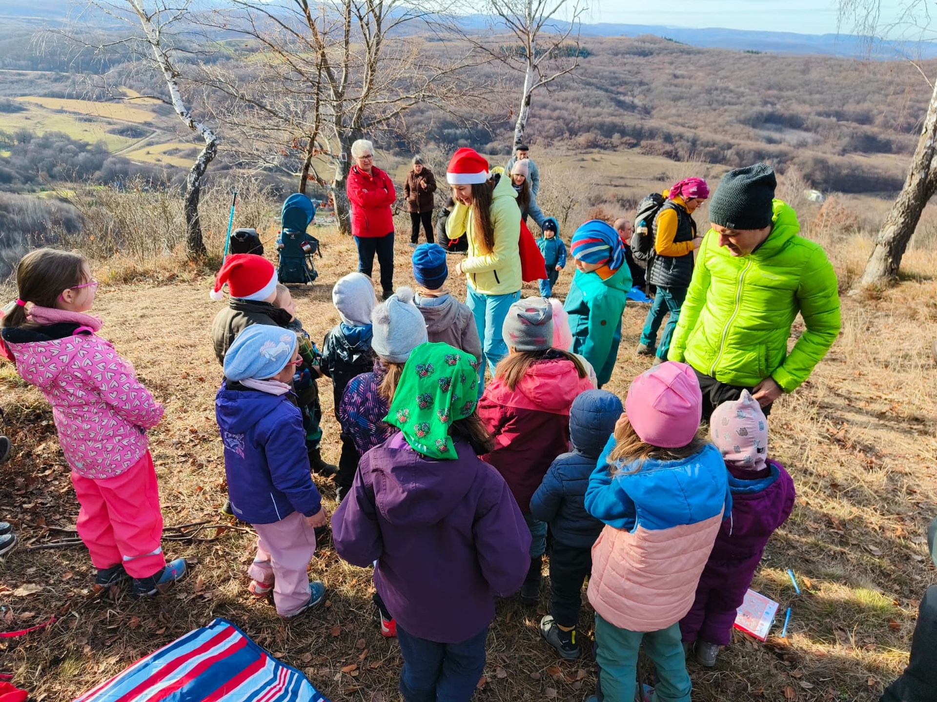 A Mikulás piros puttonya is előkerült a fák közül_FOTÓ Barabás Szabolcs