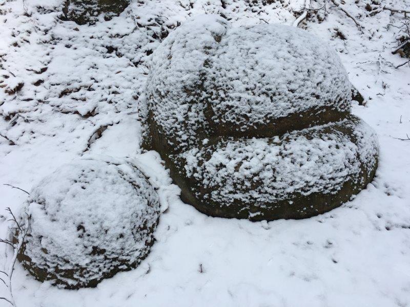 Jellegzetes feleki gömbkövek friss hóval betakarva