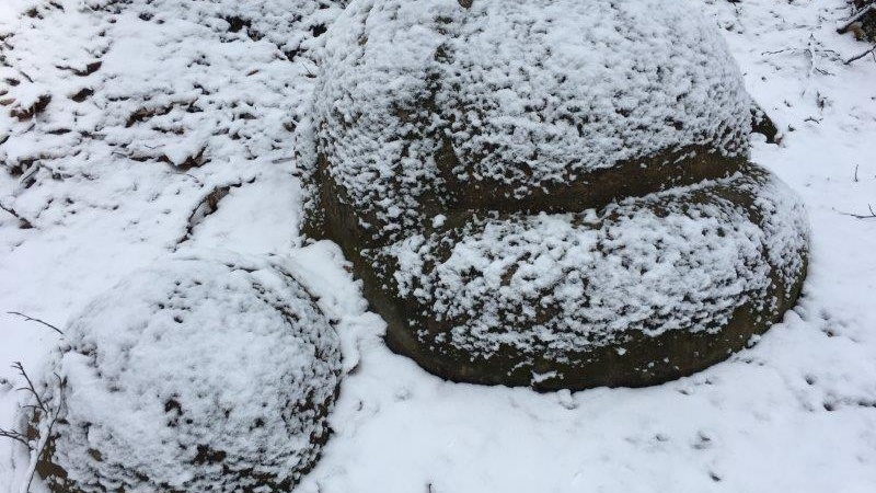 Jellegzetes feleki gömbkövek friss hóval betakarva