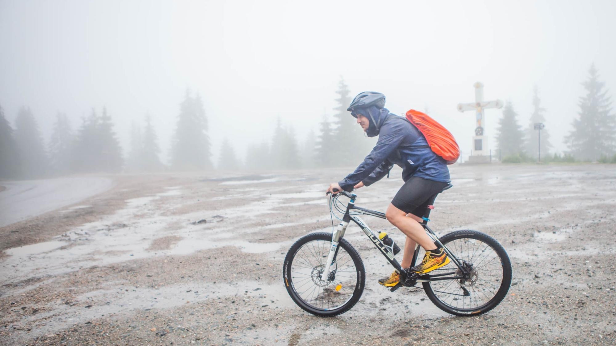 biciklis az esőben és sárban