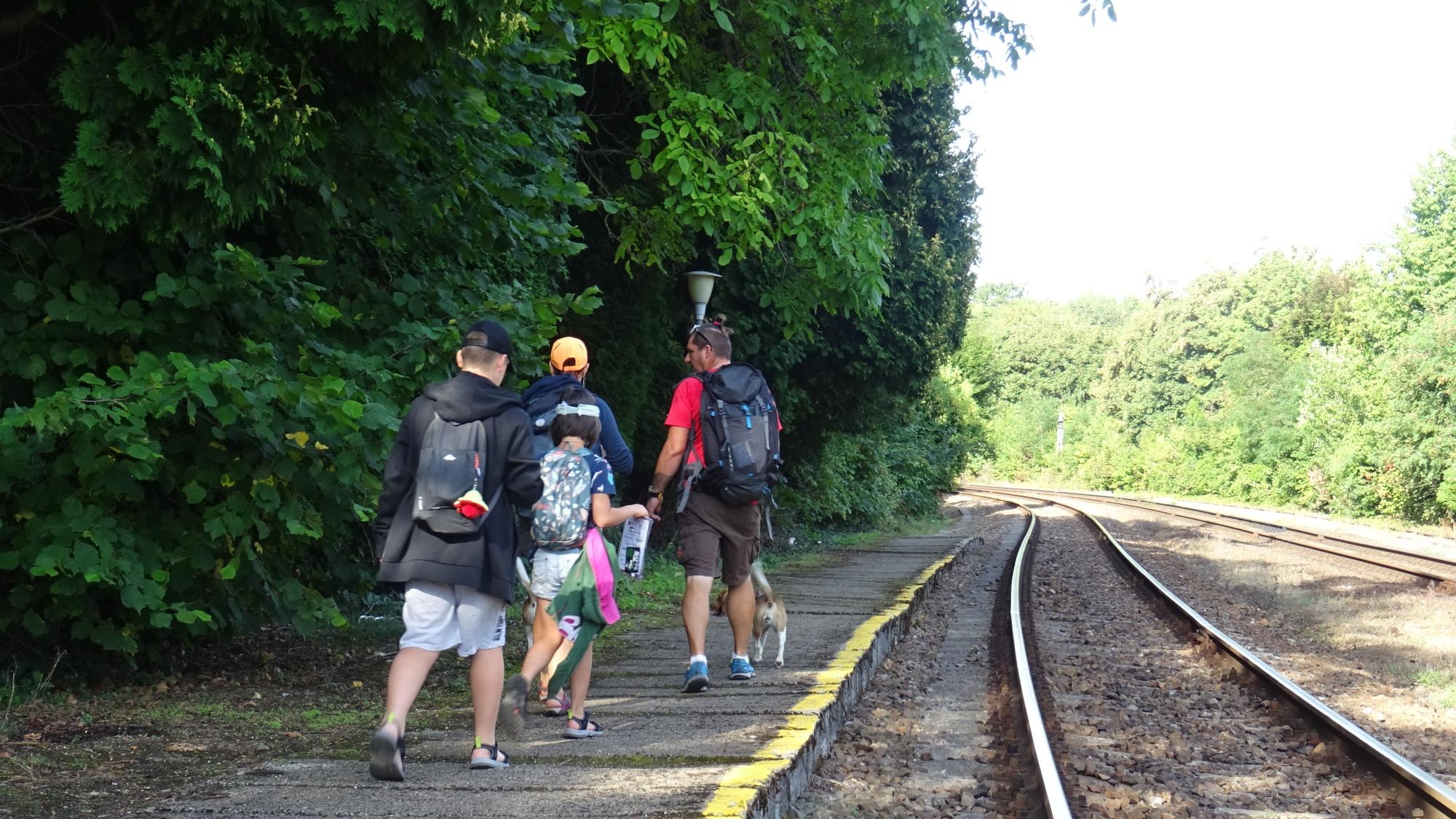 sétáló család a vasút mellett