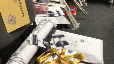 A pontbírók csomagjainak összeállítása minden alkalommal több órás kálváriát jelent, így belecsúszott az éjszakába.