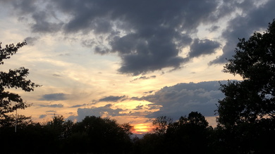 Bíbornaplemente koronázta meg eseménydús napunkat, miközben gyalogoltunk lefele Sztánára a buszhoz.