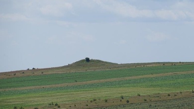 Átellenben a Tekintő-csúcs (636 m)