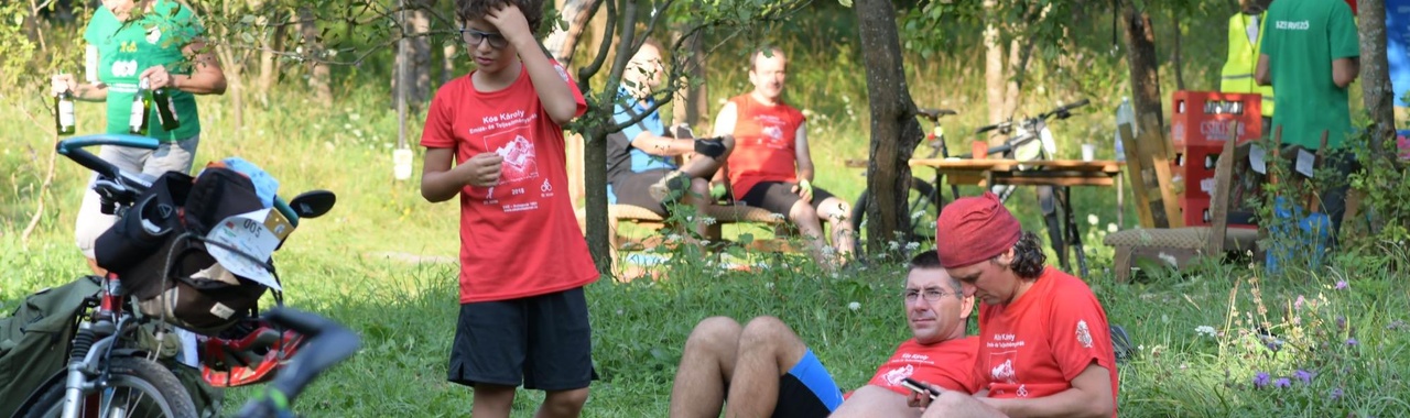 célban pihenő emberek