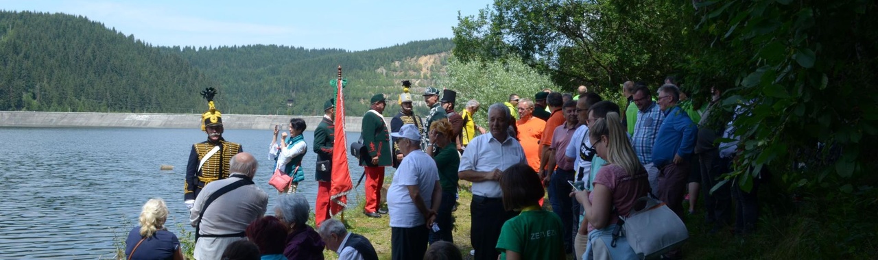megemlékezés a tó mellett
