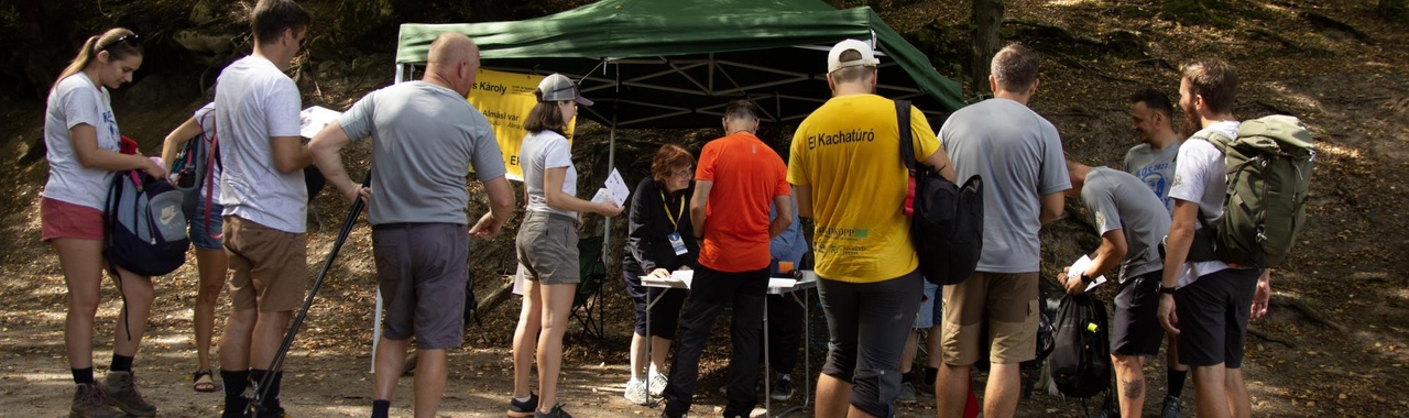 emberek az ellenőrzőpontnál