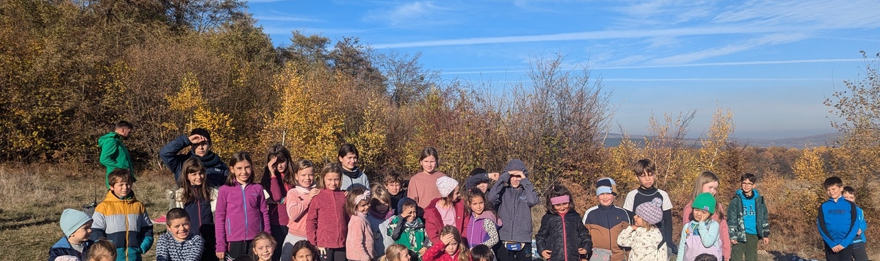 A népes gyereksereg az októberi gyerektúrán