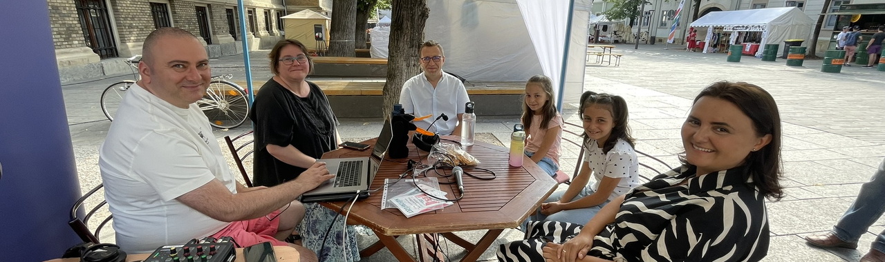 A Kolozsvári Rádió Farkas utcai kihelyezett stúdiójából szólt a Mesél az EKE