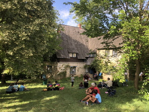 A Szentimrei-villa idilli környezetében mindenki megpihenhetett s elfogyaszthatta az ízletes túrós-tejfölös-szalonnás puliszkát.