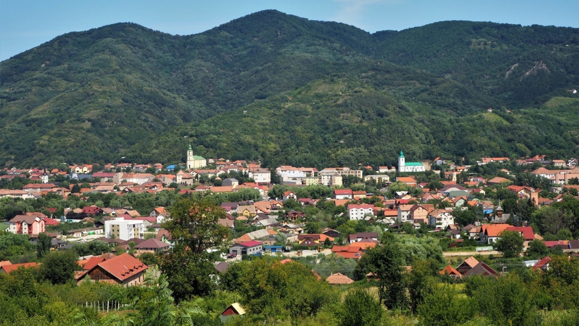 Szilágysomlyó háttérben a Magurával