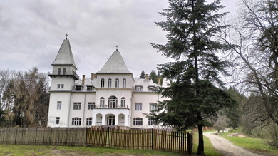 Az egykori vadászkastély a felismerhetetlenségig átalakítva, de teljesen üresen áll_FOTÓ Kovács Zsuzsa