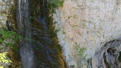 A Poieni-patak 70-80 m magas vízesését a sziklafal aljában elnyeli a barlang_FOTÓ Szász Enikő