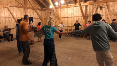 A táncházban nagyrészt csángó muzsikát húztak a zenészek, így bárki bekapcsolódhatott a körtáncokba_FOTÓ Kismihály Boglárka