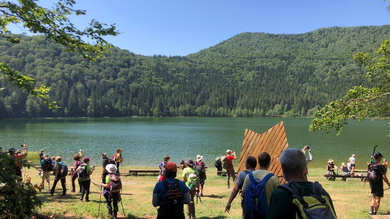 A Közép-Kelet-Európa egyetlen épen maradt vulkáni kráterének alján képződött tóban 2018 óta tilos fürödni_FOTÓ Kismihály Boglárka