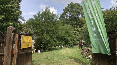 A célba lassan érkezni kezdtek a túrázók, de a kerékpárosok egy része késésben volt a nehéz terep miatt.