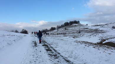 Hamarosan széles, nyílt terepre érkezünk, ahol kezd kibontakozni előttünk a panoráma