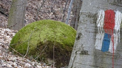 A jelzések háttérben egy óriási gömbkővel